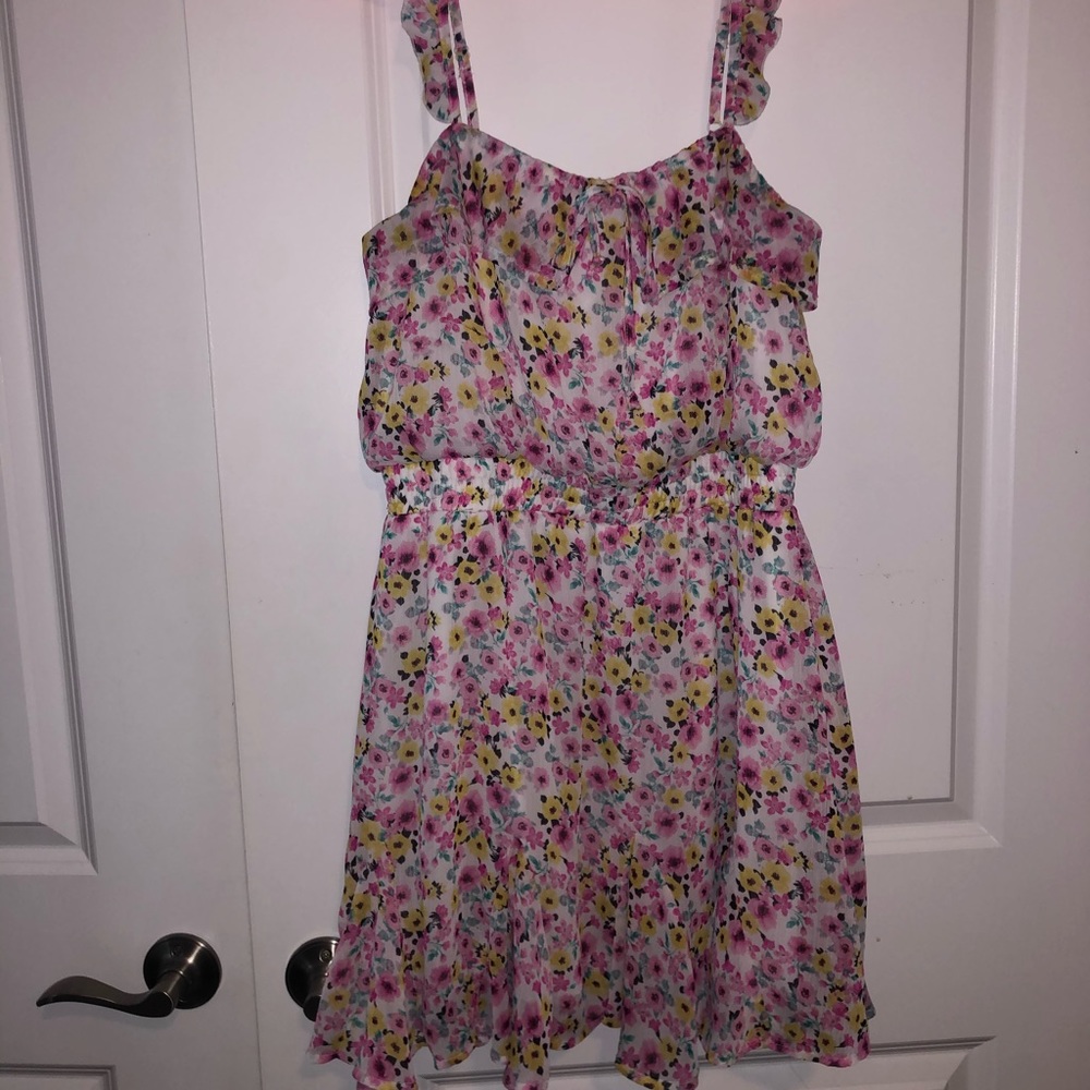 Sun dress, flower print, liner inside,